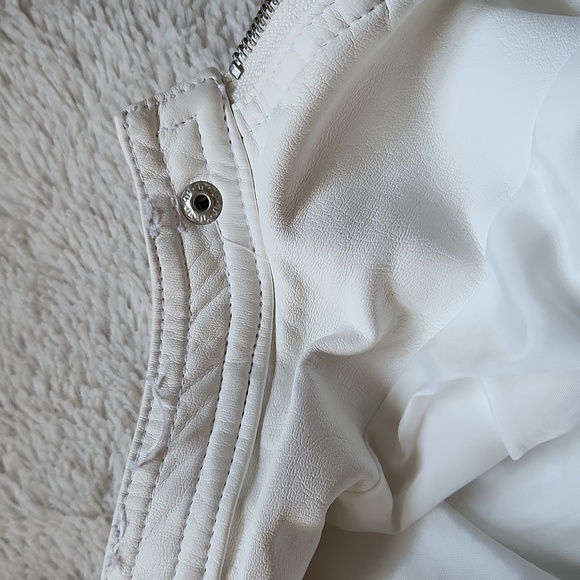 Le Chateau white PU leather jacket - Picture 8 of 8